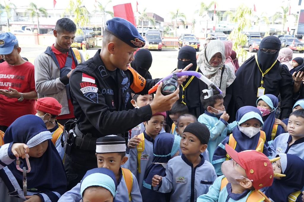 satbrimob polda kalbar terima kunjungan murid tk dan sd ma had al ayman 51585