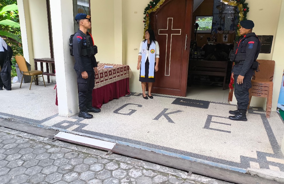 satbrimob polda kaltim laksanakan pengamanan dan patroli ibadah minggu di gereja gereja area kota balikpapan 83204