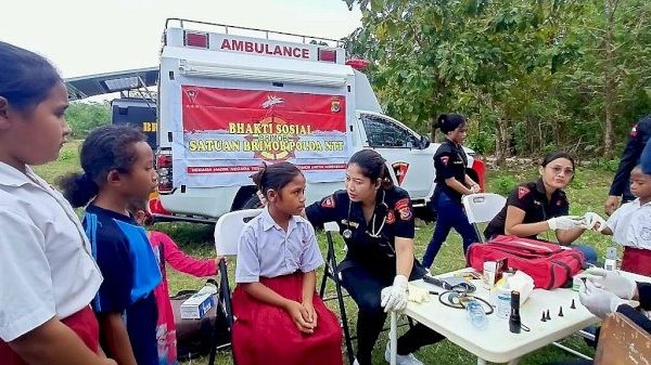 satbrimob polda ntt gelar pelaksanaan bakti sosial layanan kesehatan dan air bersih untuk warga desa tuatuka 75010