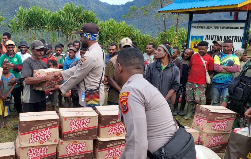 satgas binmas berikan bansos kepada masyarakat di okbibab kabupaten pegunungan bintang 46843
