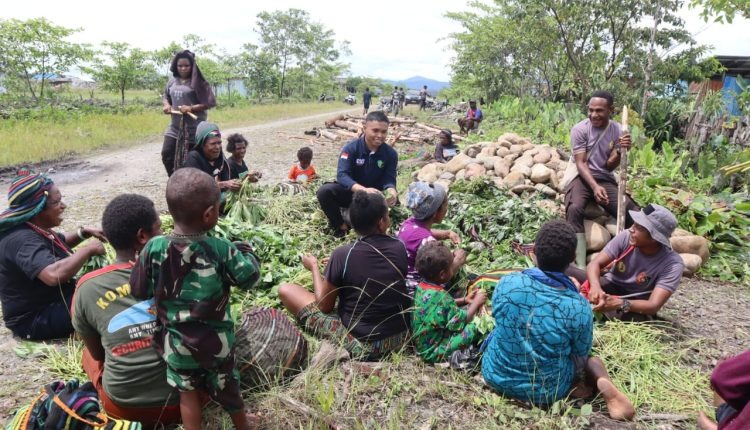 satgas binmas noken gelar bakar batu bersama tokoh masyarakat 52035