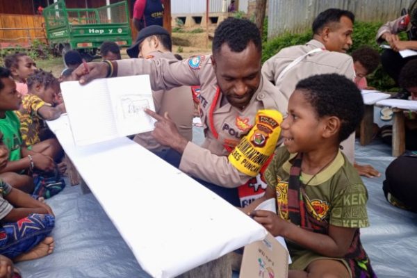 satgas damai cartenz laksanakan program polisi pi ajar di kago distrik ilaga puncak 49538