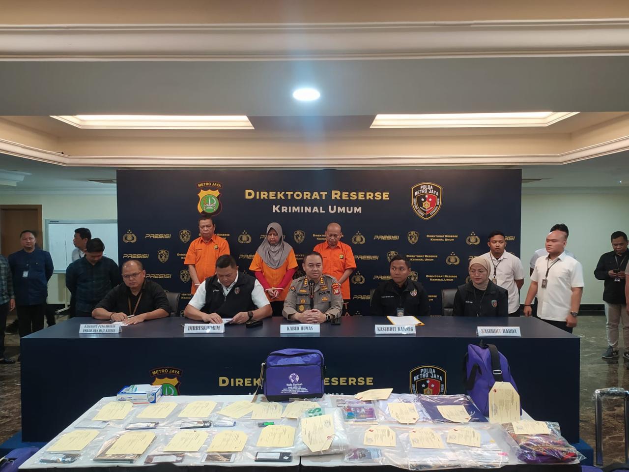 satgas mafia umrah polisi tangkap 4 tersangka 56186