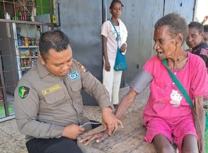satgas operasi rasaka cartenz gelar pengobatan ke mimika timur 58099
