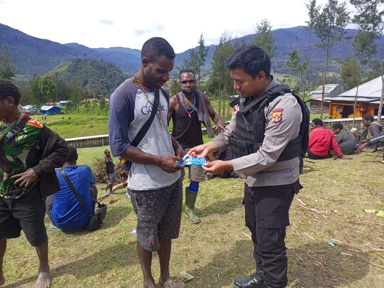 satgas ops damai cartenz 2022 berikan pelayanan kesehatan di distrik ilaga kabupaten puncak 46719