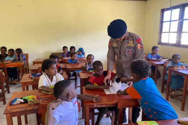 satgas preventif ops damai cartenz 2022 memotivasi anak anak melalui kegiatan polisi pi ajar di sekolah 46445