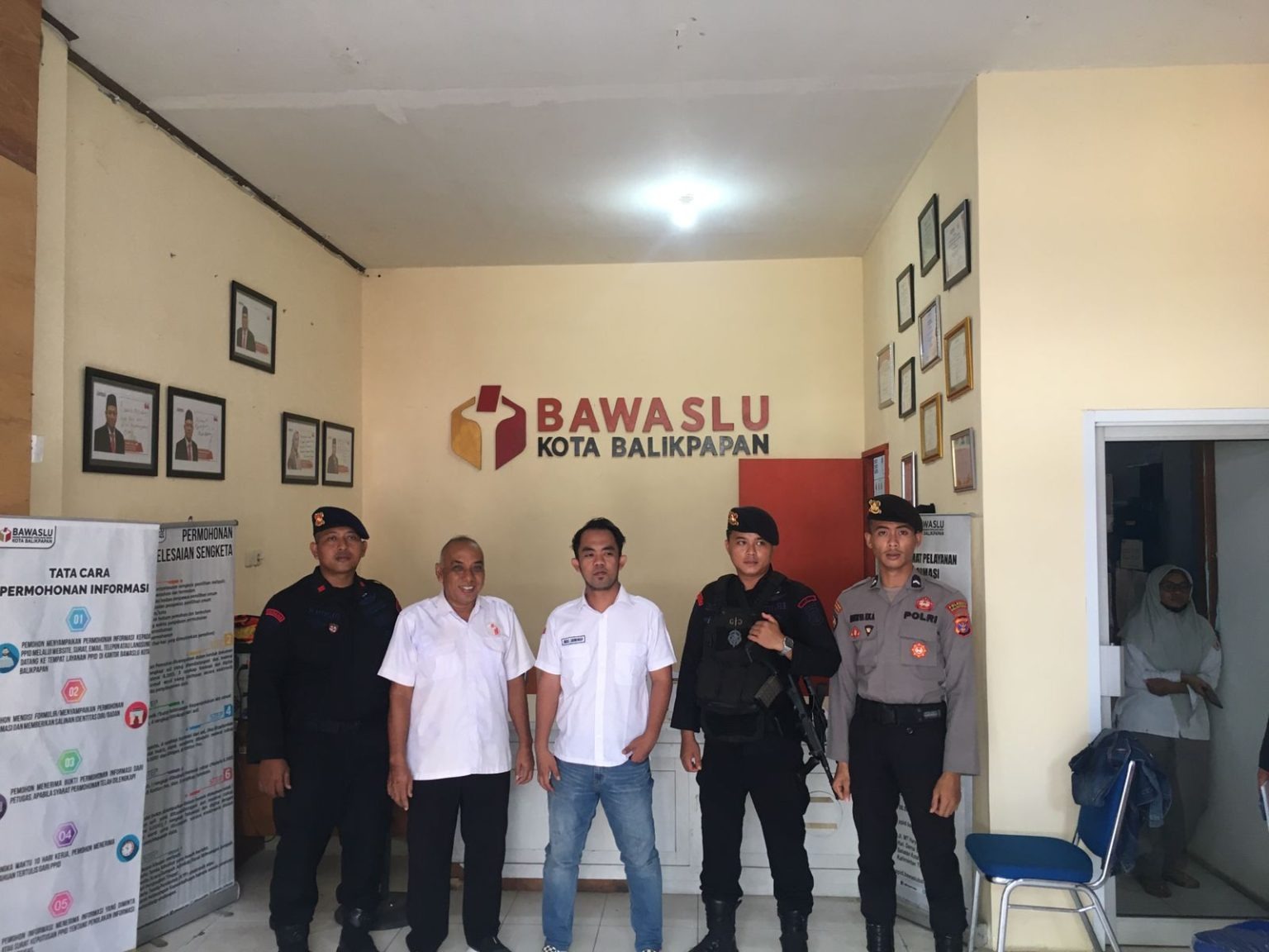 satgas tindak brimob polda kaltim memastikan keamanan di kantor bawaslu kota balikpapan 66130