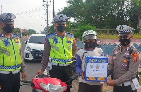 satlantas bagikan sembako kepada tukang ojek dan angkutan umum 49838