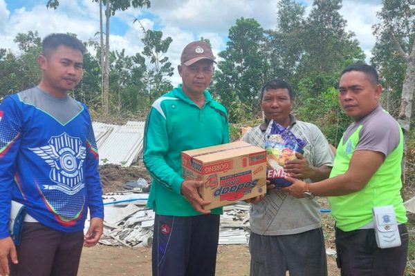 satlantas memberi bantuan kepada masyarakat yang terkena musibah 49835