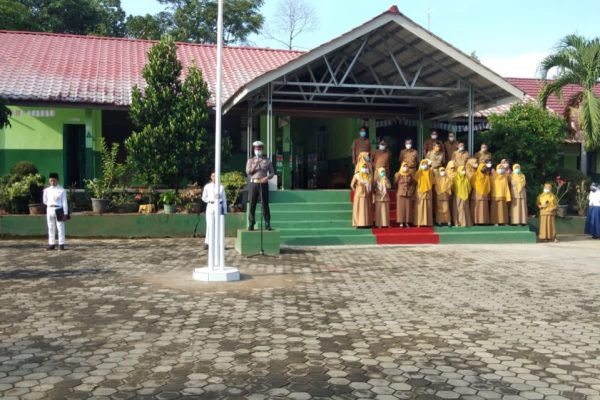 satlantas polres pesawaran melaksanakan kegiatan police goes to school untuk menanamkan tertib berlalu lintas sejak dini 49388