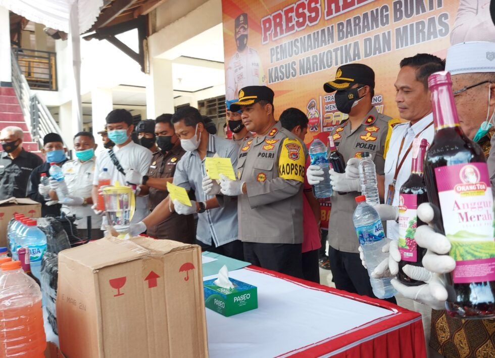 satnarkoba polres lotim musnahkan ribuan liter barbuk miras dan narkoba 48875