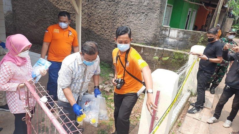 satu keluarga yang diduga keracunan di bekasi polisi dengar rintihan korban tergeletak 53287