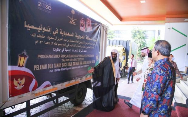saudi arabia government gifts 3000 koran and a ton of dates 45787