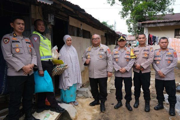 sdm polda sultra menyalurkan bantuan sosial di asrama polsek kemaraya 71350