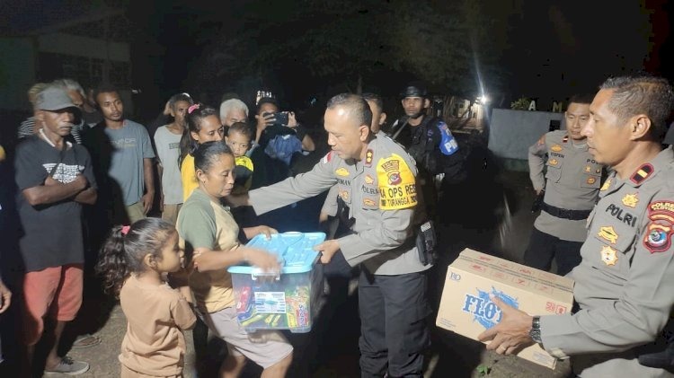 sebagai bentuk kepedulian terhadap masyarakat kapolres flotim serahkan bantuan sembako kepada korban bentrok di desa bugalima 80170 1