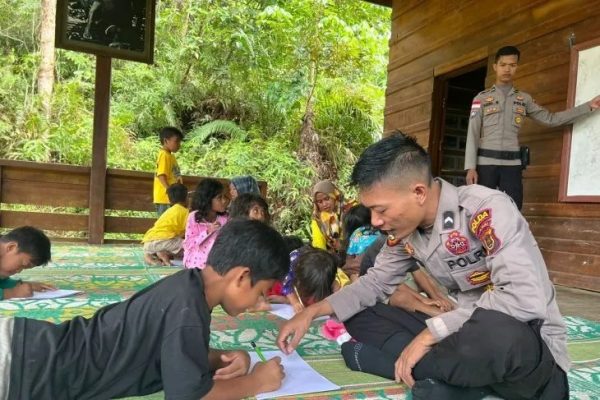 sebagai kepedulian pada pendidikan polda jambi melaksanakan kegiatan mengajar kepada anak suku dalam 49221
