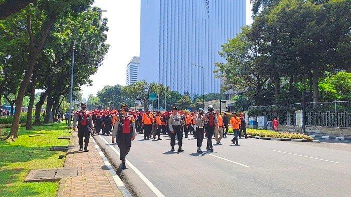 sebanyak 1 110 personel gabungan tni polri dikerahkan amankan demo buruh di istana negara 53310