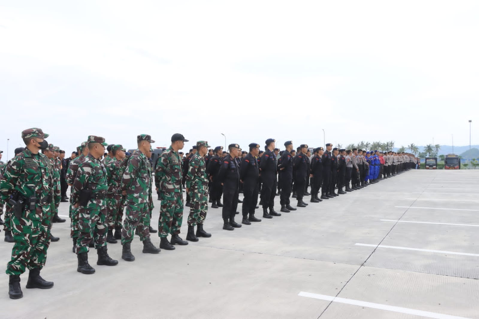 sebanyak 477 personel gabungan tni polri siap amankan gelaran festival bau nyale 2025 84390