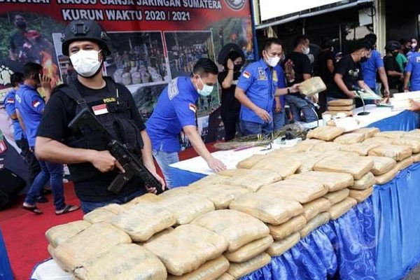 sebanyak 6 karung ganja dalam truk fuso berisi limbah dibawa dari sumatera polisi imbalan rp 75 juta 49575
