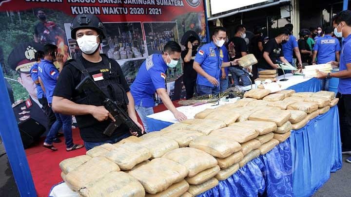 sebanyak 6 karung ganja dalam truk fuso berisi limbah dibawa dari sumatera polisi imbalan rp 75 juta 49575