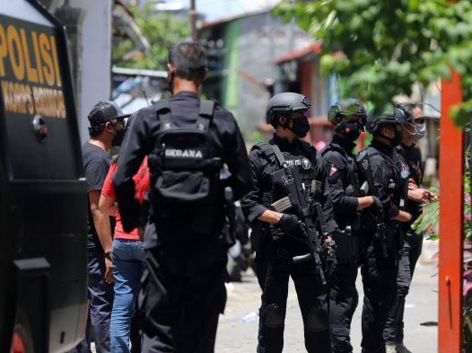 sebanyak 8 orang jaringan anshor daulah ditangkap densus 88 antiteror di riau 49799