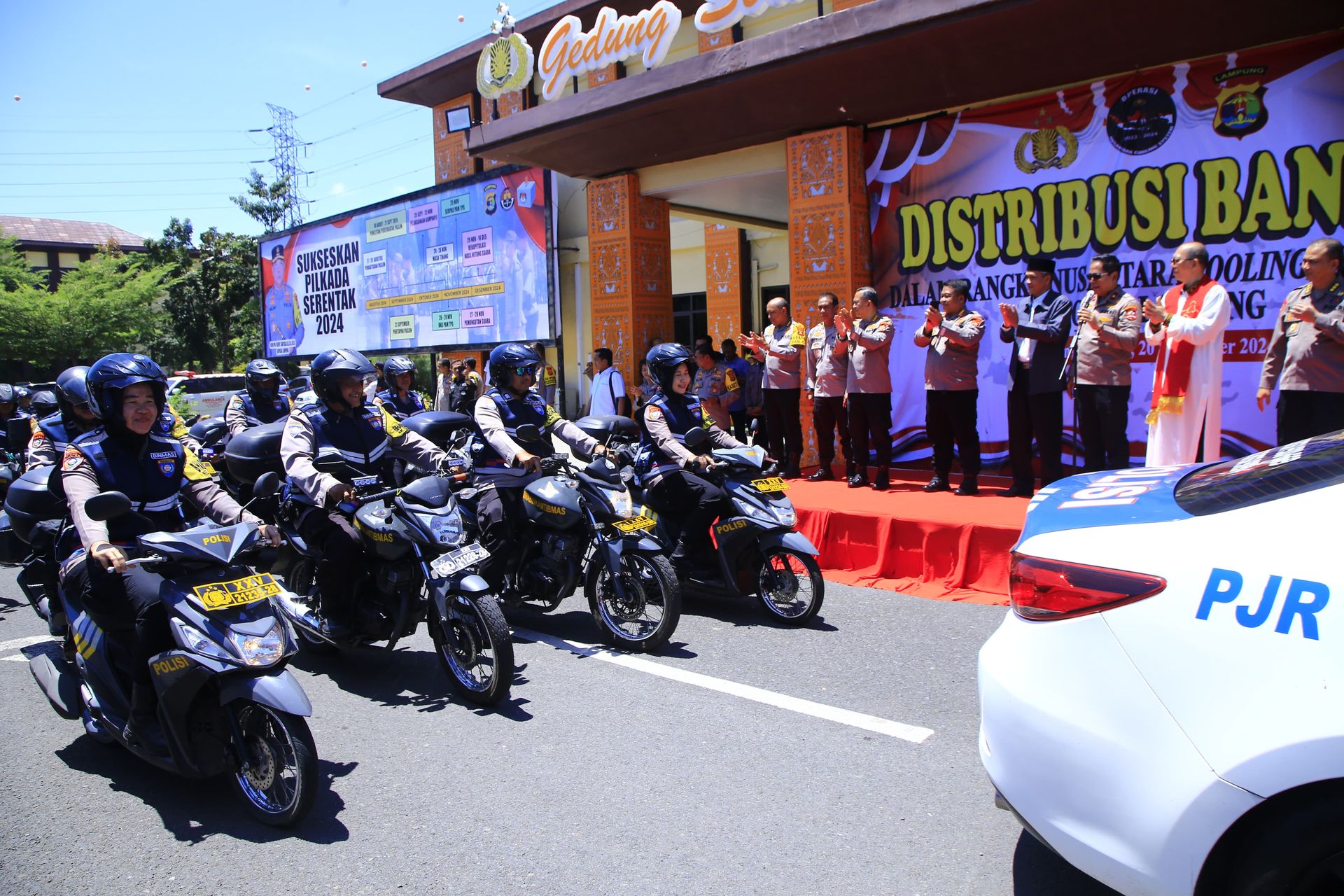 sebar 5 000 paket sembako ncs polri minta masyarakat lampung gelorakan pilkada damai 79071