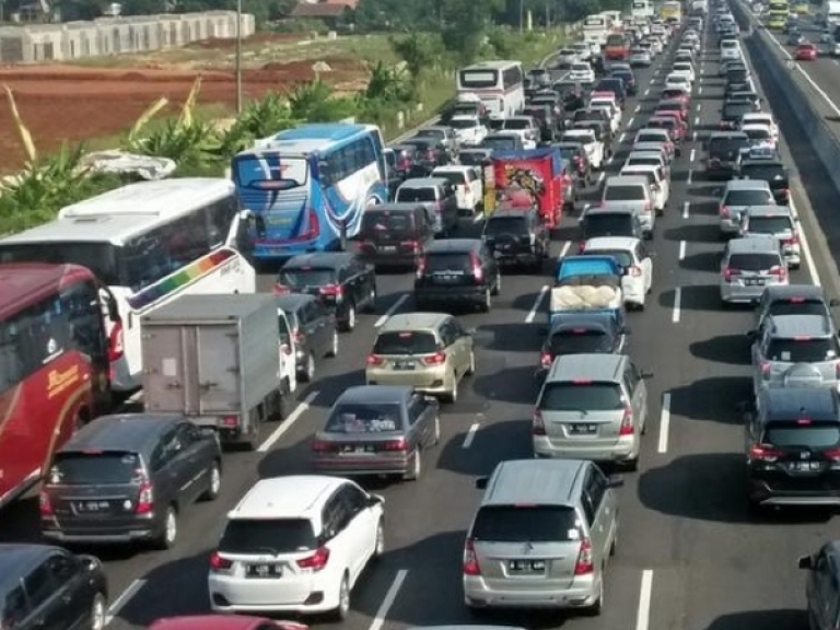 selama libur akhir pekan polisi waspadai peningkatan volume kendaraan di lembang 58994