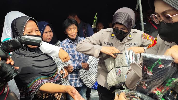 selimut hangat dari ketum bhayangkari untuk pengungsi gempa cianjur 51732