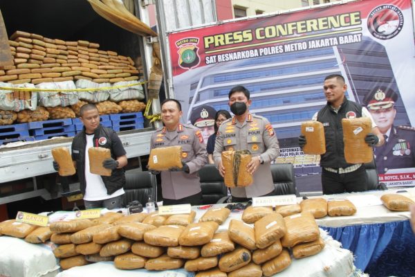 selundupkan 304 kg ganja menggunakan truck fuso frezzer sayur mayur kurir jaringan lintas provinsi diringkus satresnarkoba polres jakbar 50668