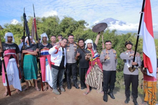 semangat menyambut hari kemerdekaan republik indonesia ke 77 kapolda ntb pimpin pengibaran bendera di bukit selong 48951