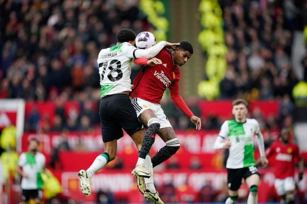 sengit duel manchester united berakhir imbang 2 2 atas liverpool 72354 1