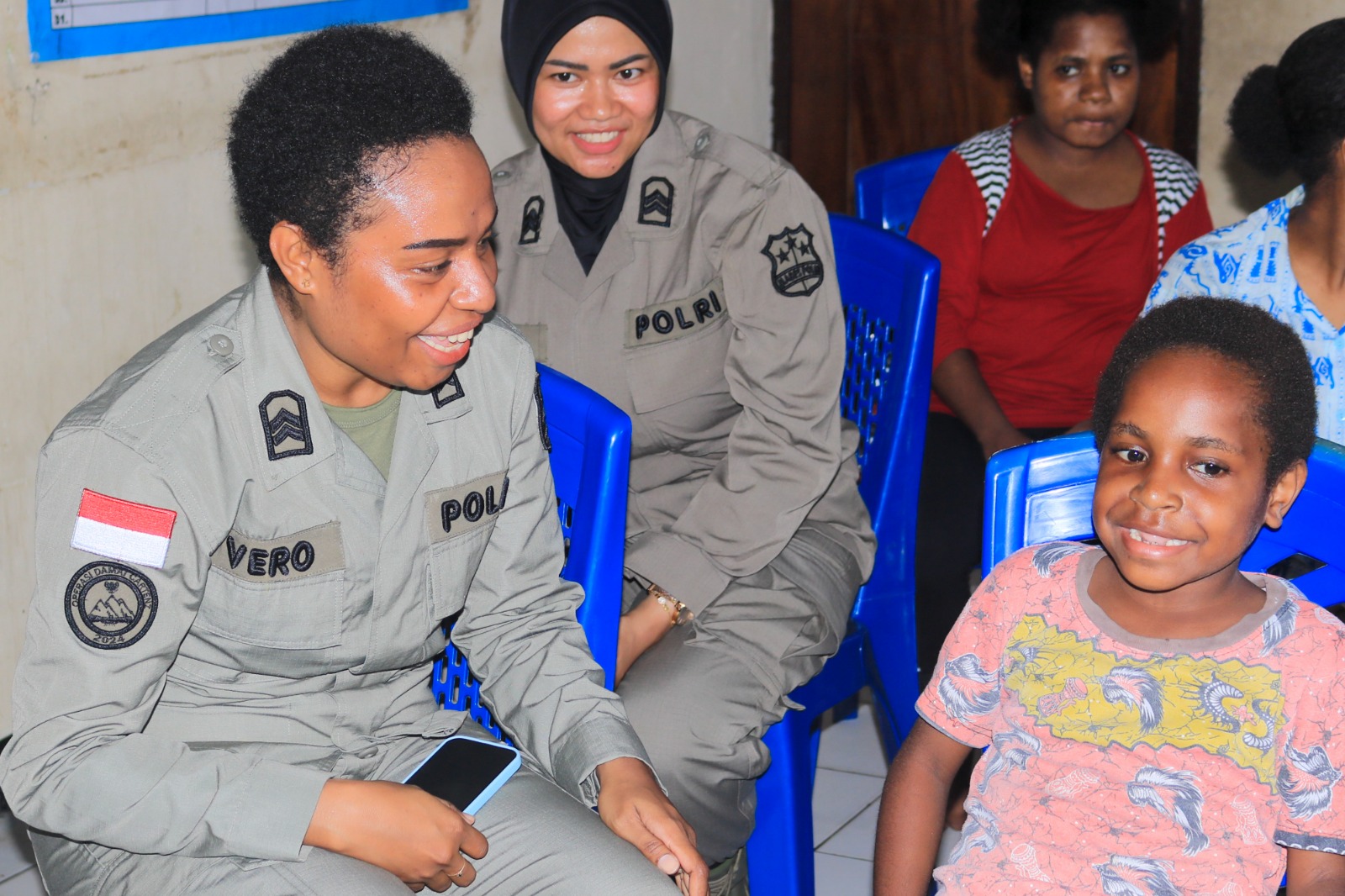 sentuhan kasih dari polwan ops damai cartenz 2024 membangun harapan mutiara emas dari papua 78232