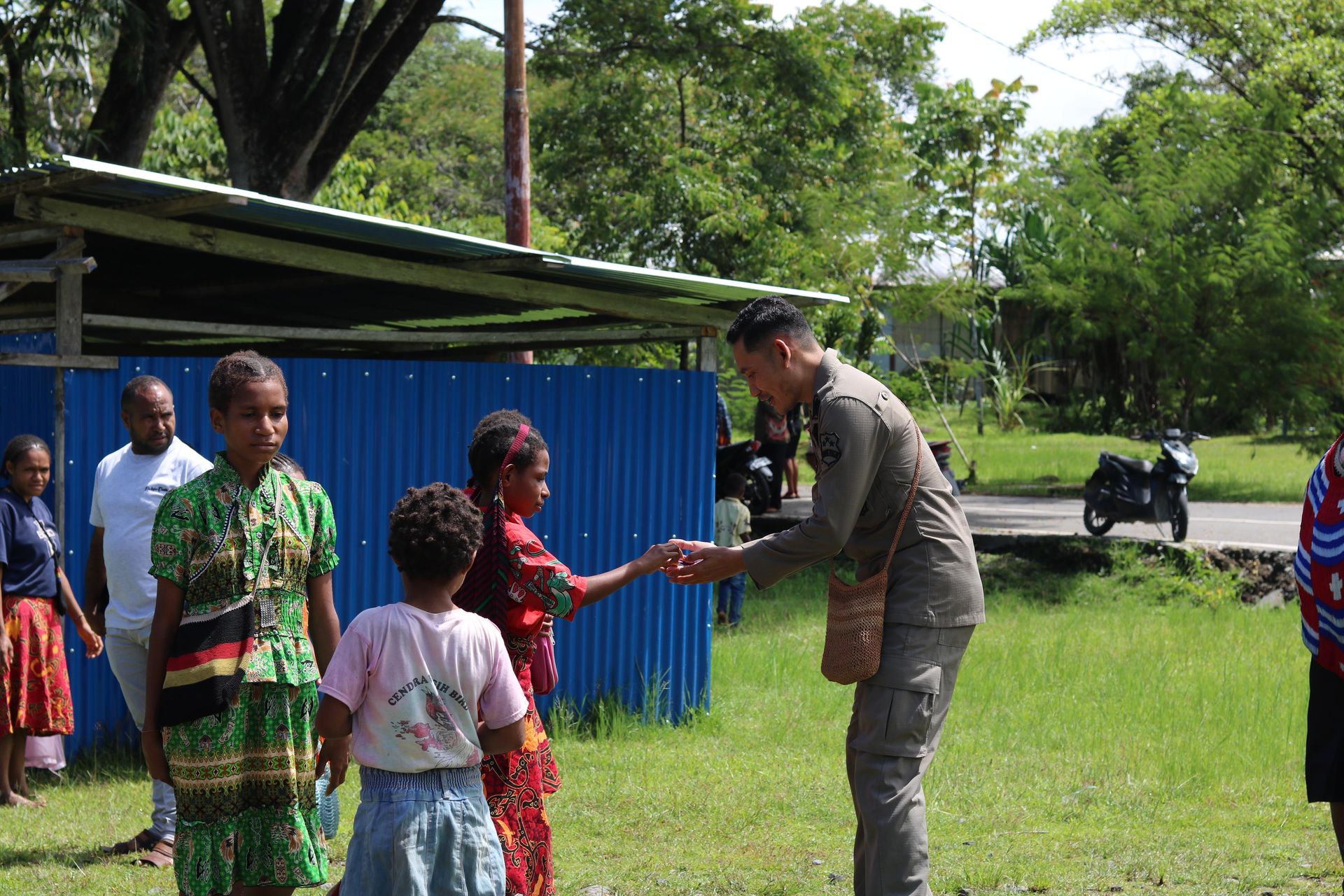 senyum anak papua cahaya kedamaian di yalimo 83958