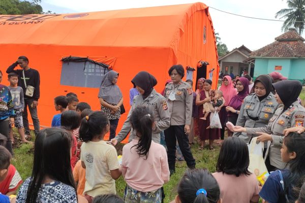 setiap hari polres cimahi terjunkan tim trauma healing untuk bantu korban gempa cianjur 51909