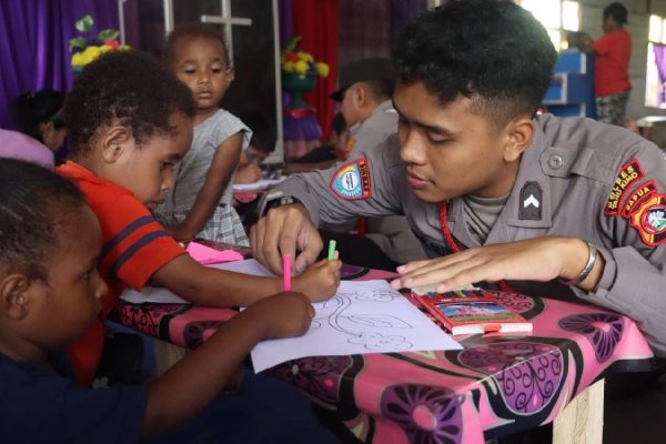 si ipar program polisi yang ajari anak cara membaca dan menulis 50754