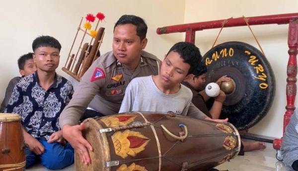 simak kisah bhayangkara yang ajarkan kesenian gamelan kepada anak difabel di jatim 66783 1