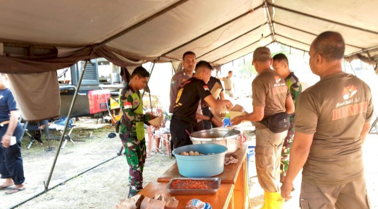 sinergi polri dan tni hadirkan ratusan porsi makanan untuk warga adonara terdampak konflik 80321