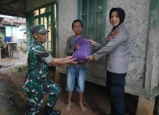 sinergi polri dan tni salurkan bantuan sosial di situasi penyesuaian harga bbm 50092