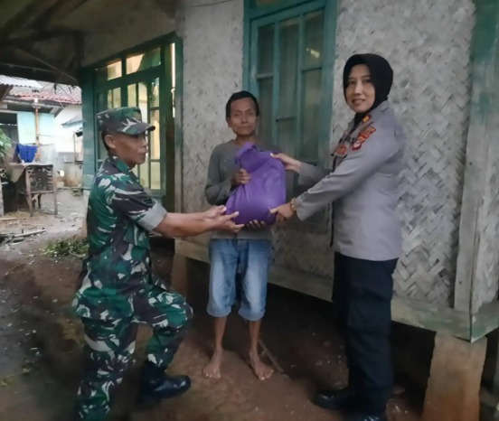 sinergi polri dan tni salurkan bantuan sosial di situasi penyesuaian harga bbm 50092