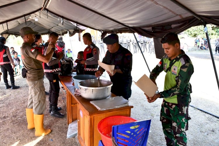 sinergitas luar biasa tni polri siapkan ratusan makanan siap saji untuk warga desa bugalima 80277