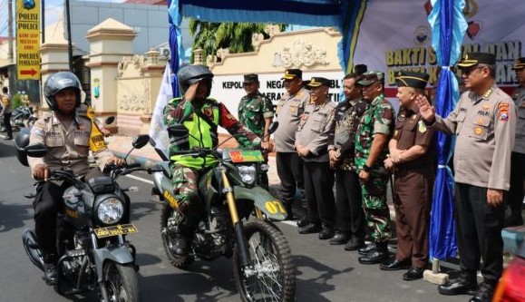 sinergitas polri tni gelar bakti sosial dan bakti kesehatan gratis di pamekasan 69687