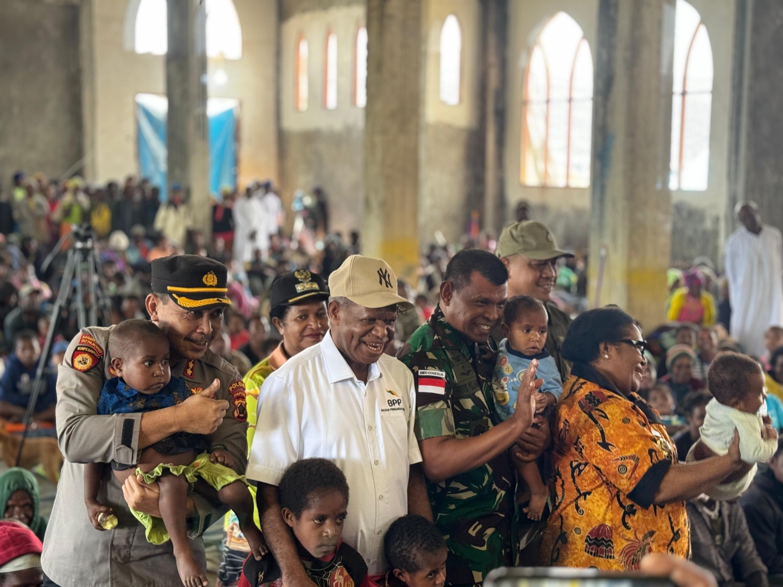 situasi kondusif satgas damai cartenz tni polri dan pemda papua tengah jamin keamanan warga di paniai 75477