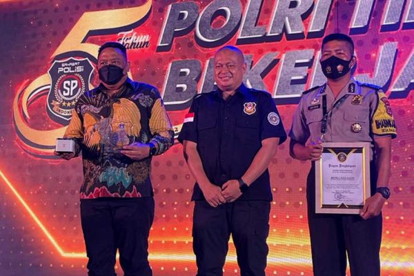 spi award 2022 berikan penghargaan kepada karo sdm polda sulsel 49264