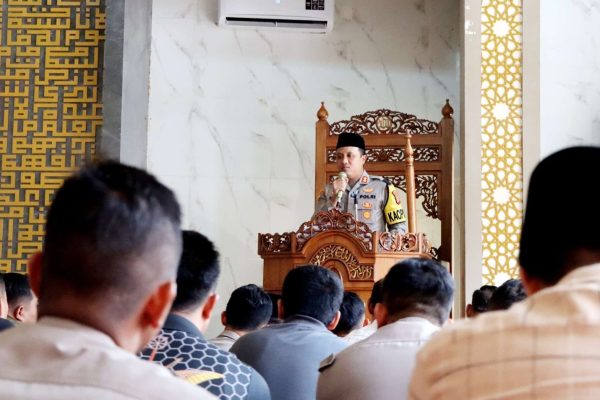 suasana bulan suci ramadan kapolres cirebon kota isi kultum di masjid adz dzikra 71400