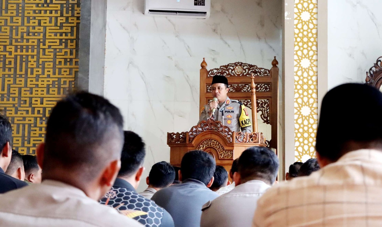 suasana bulan suci ramadan kapolres cirebon kota isi kultum di masjid adz dzikra 71400