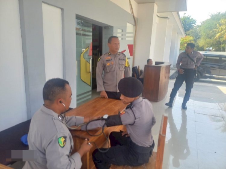 subsatgas dokkes berikan pelayanan kesehatan kepada personel pengamanan di kantor bawaslu provinsi ntt 80317