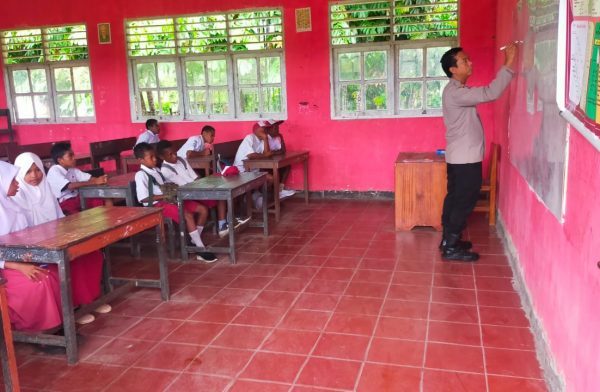 sukseskan program si ipar kapolsek pantai timur ajarkan baca dan hitung di kampung betaf ii 50899