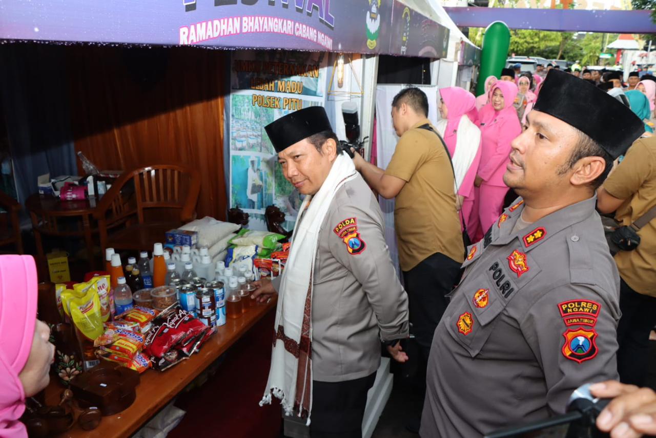 sumringah dagangan festival ramadan di ngawi diborong kapolda jatim 56823