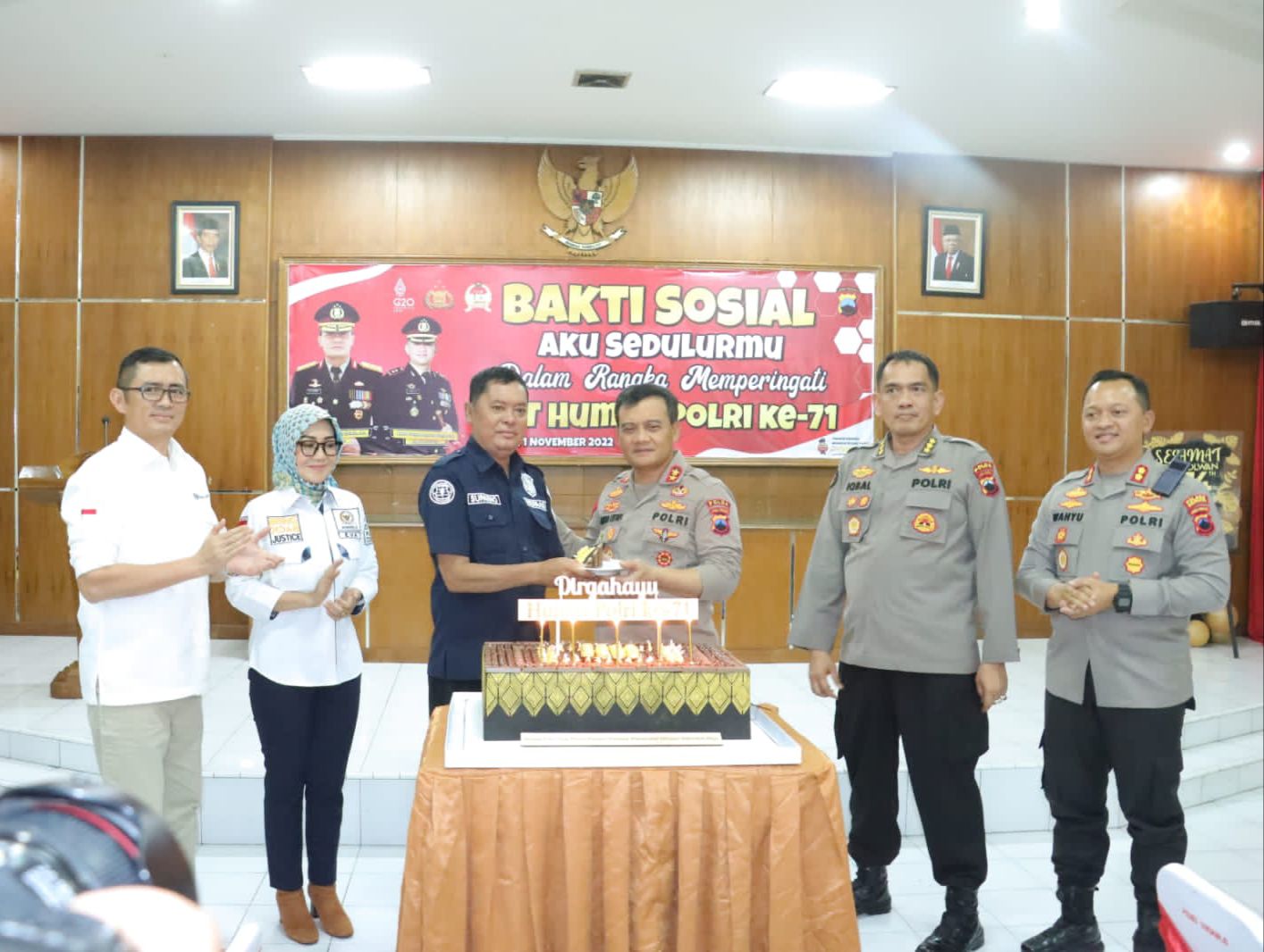 syukuran hut humas polri di polres sukoharjo kapolda jateng bagikan bansos untuk anak yatim 51116 1