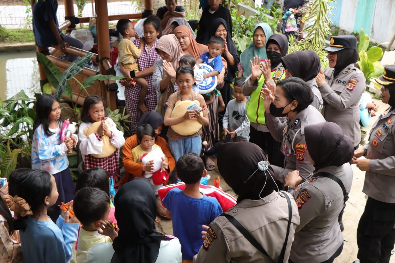 tak kenal lelah polwan polres indramayu beri trauma healing anak anak korban bencana gempa bumi cianjur 51896